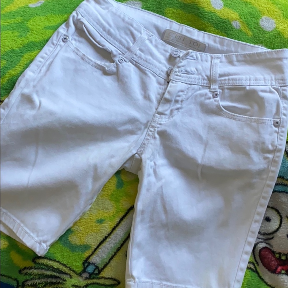 capris.